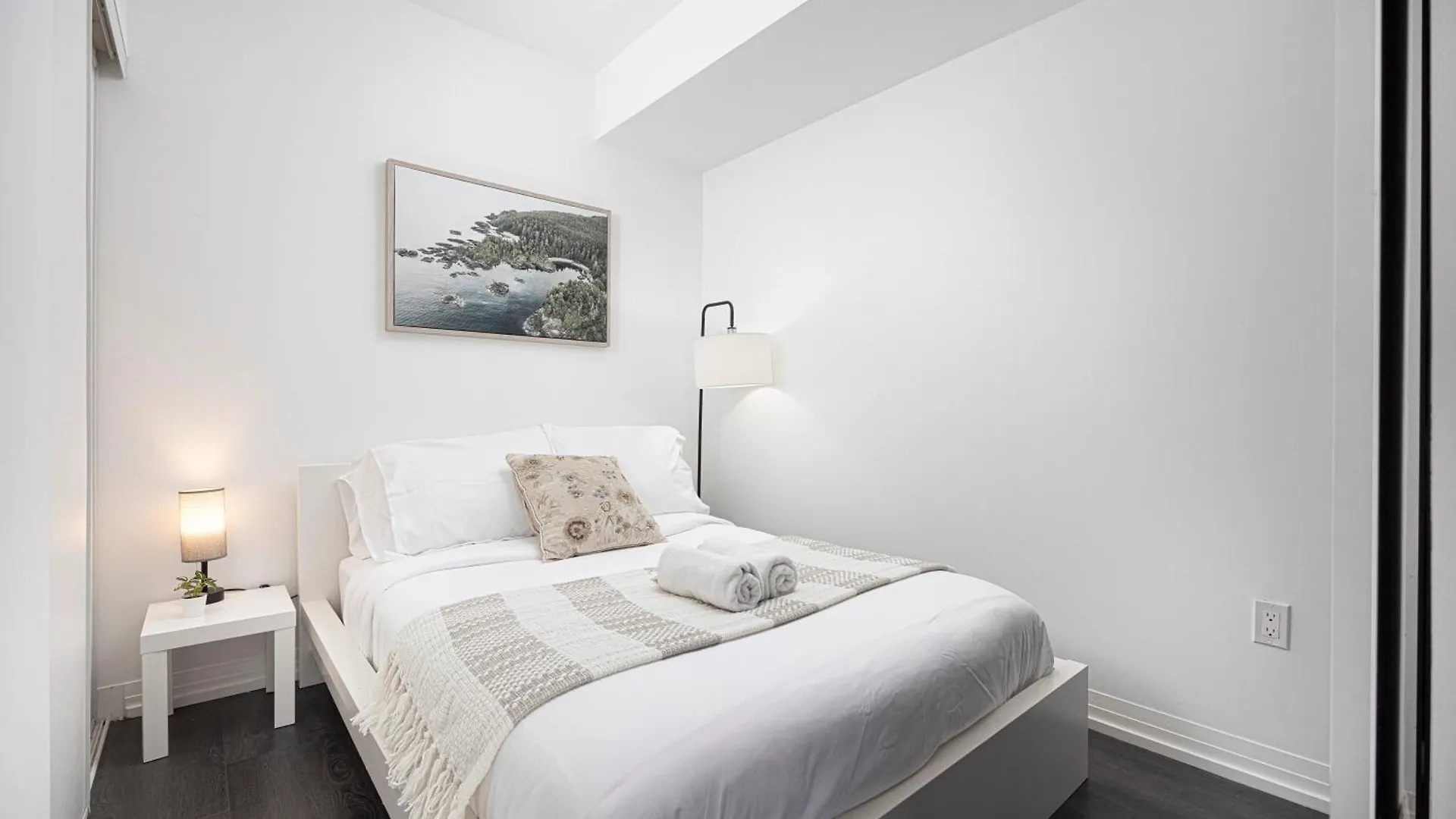Luxury & Modern Suite 5 Minutes From Eaton Center Toronto