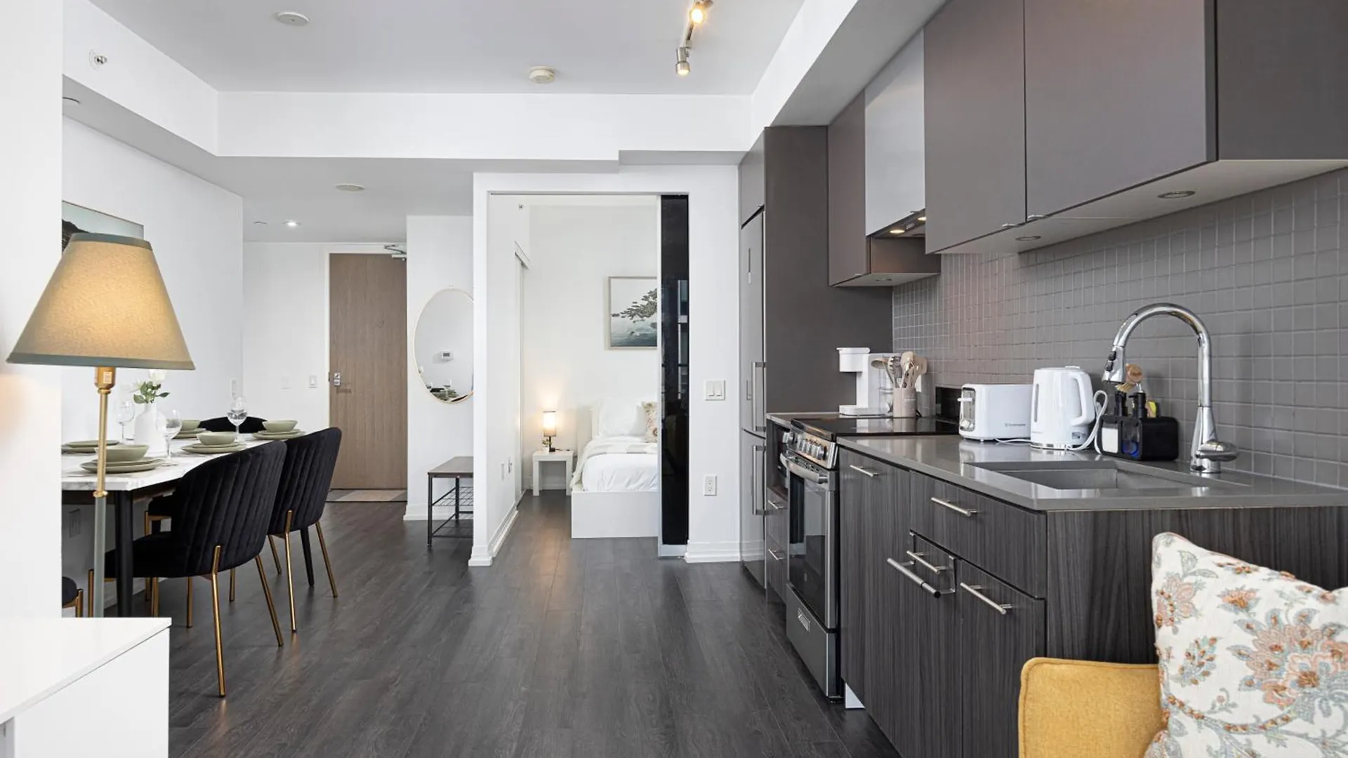 Apartament Luxury & Modern Suite 5 Minutes From Eaton Center Toronto