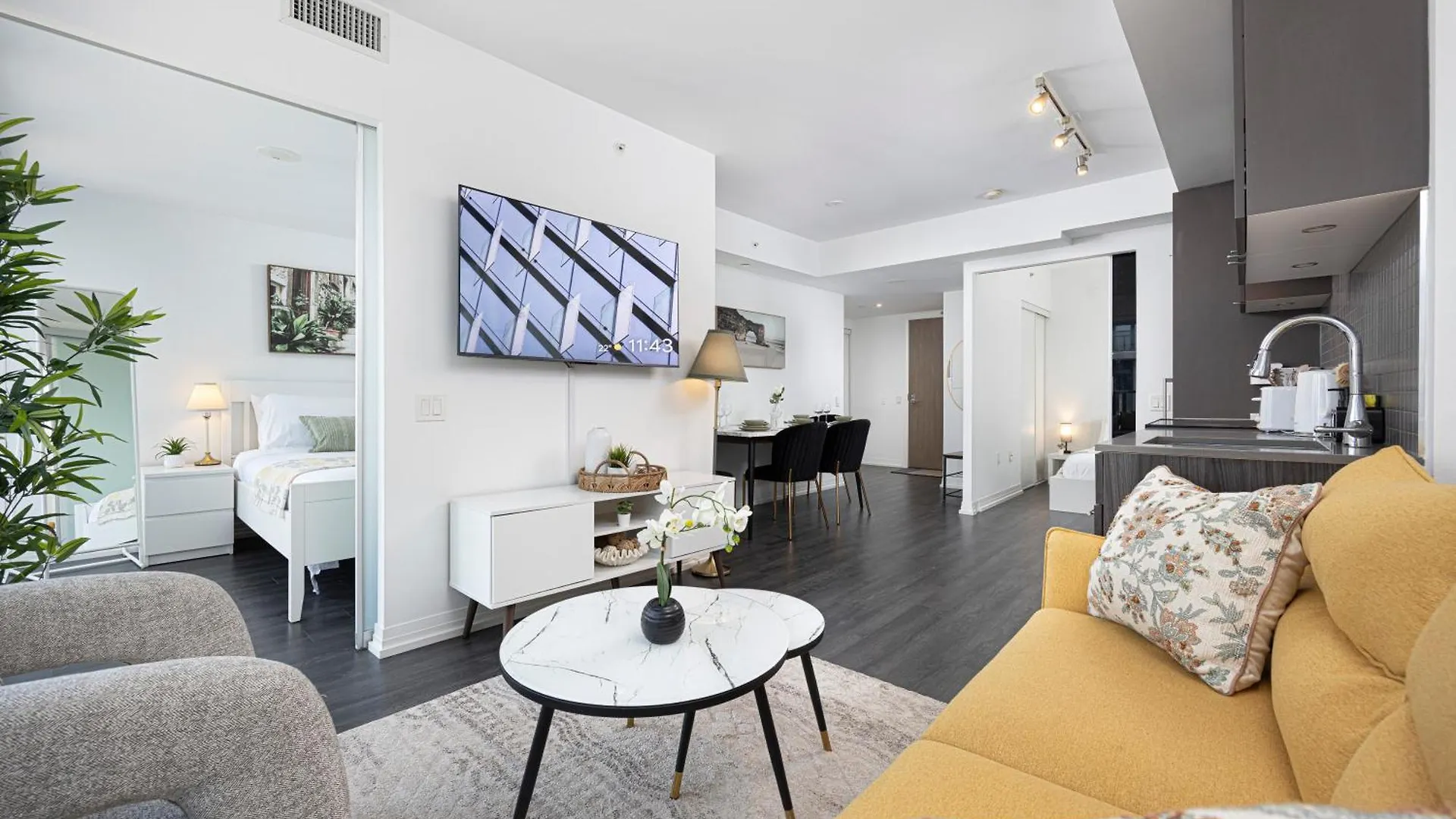Luxury & Modern Suite 5 Minutes From Eaton Center Toronto