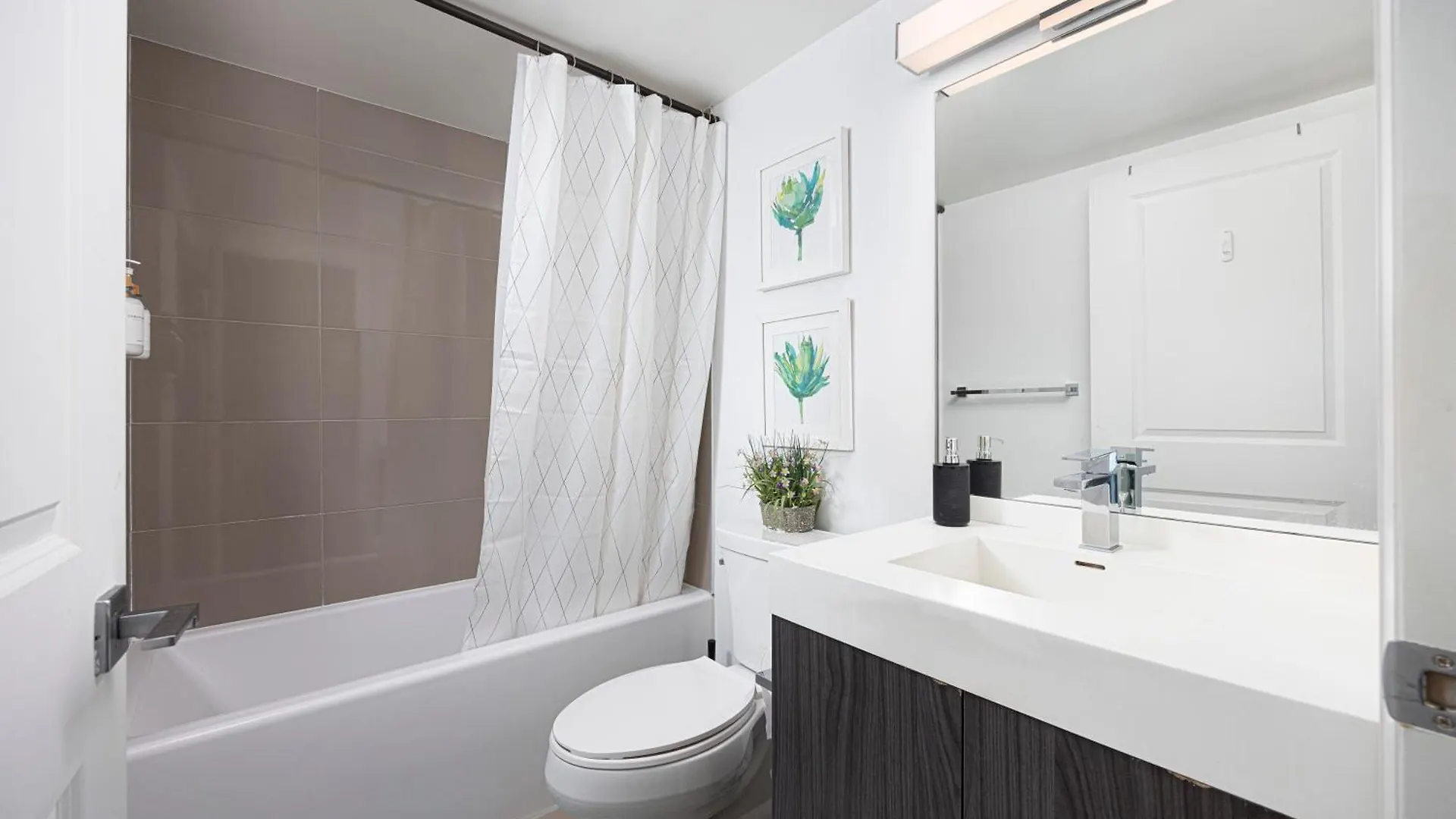 Luxury & Modern Suite 5 Minutes From Eaton Center トロント カナダ